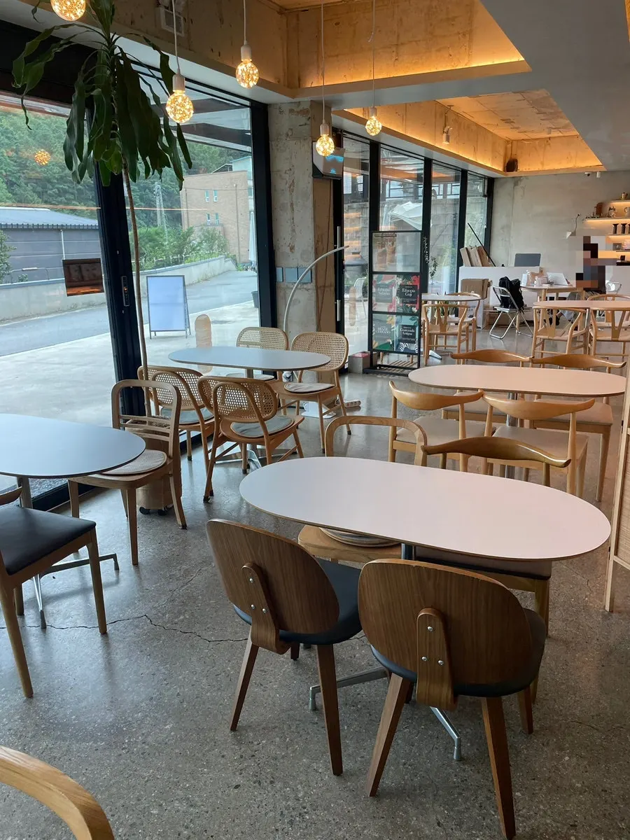 View near the entrance of the large Sutonggol café Luonto