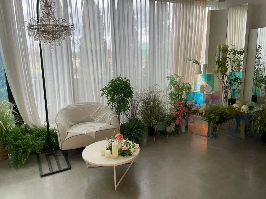 Overview of outdoor seating at Luonto Sutonggol Branch