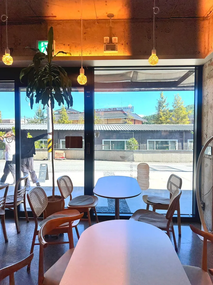 First-floor ordering area at Luonto Sutonggol Branch
