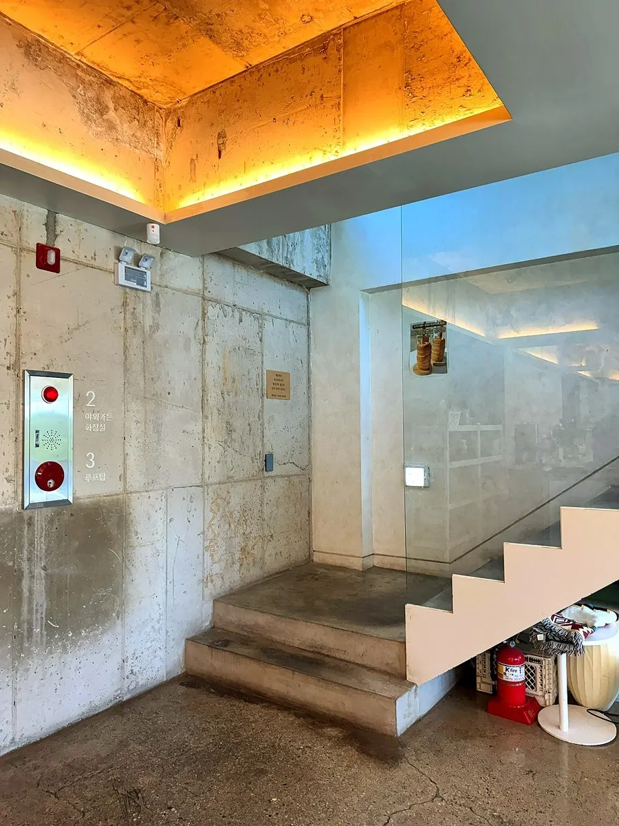 Spacious interior of Luonto Sutonggol Branch