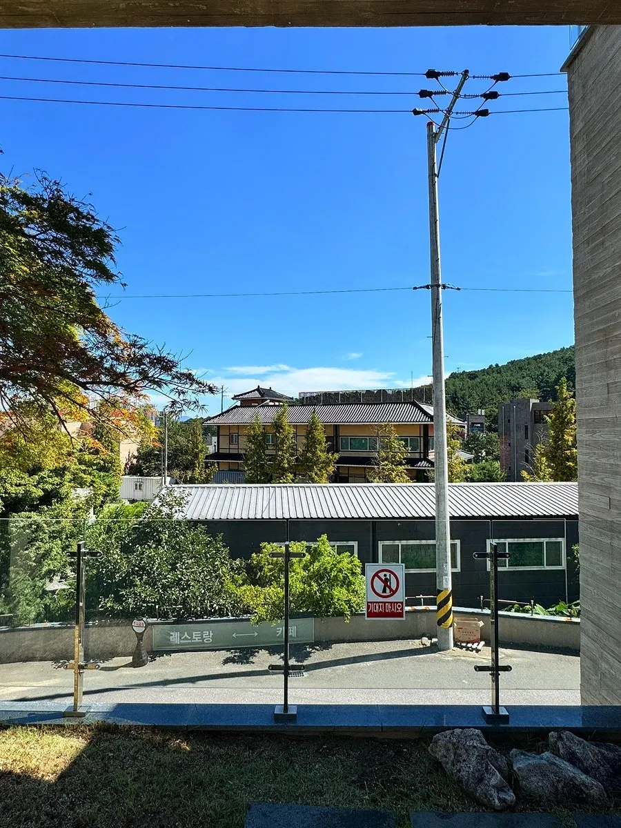 Outdoor seating at Luonto Sutonggol Branch