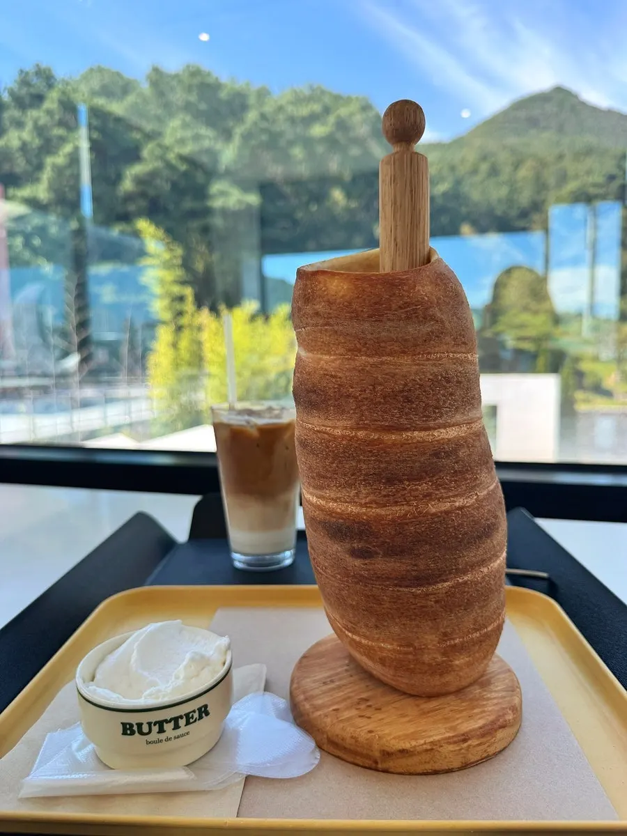 Plate with the chimney-shaped plain chimney bread