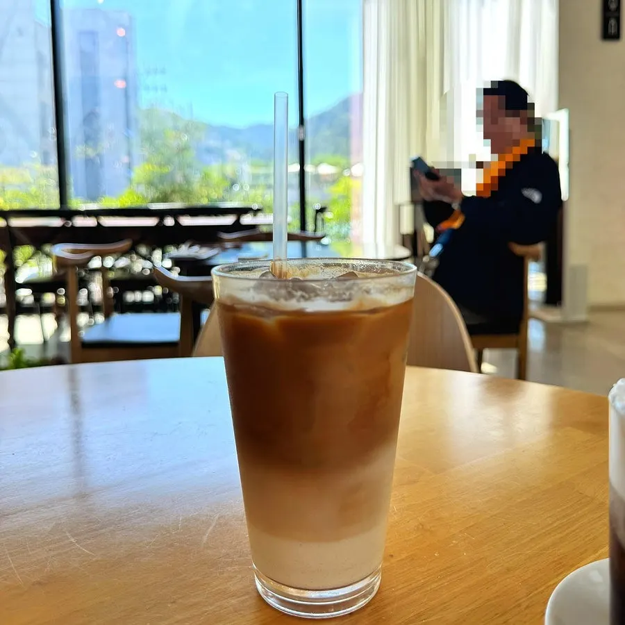 Iced caffe latte and brûlée einspänner