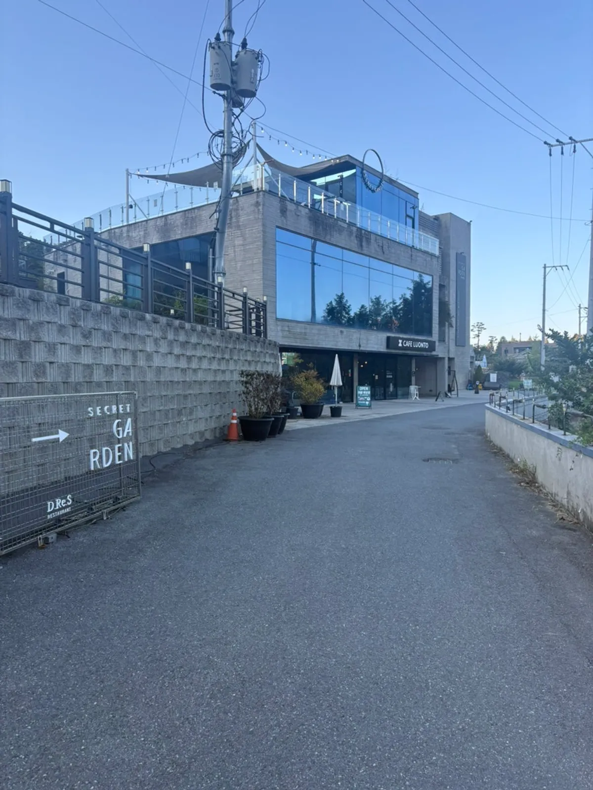Exterior view of Luonto Sutonggol Branch, a large rooftop café