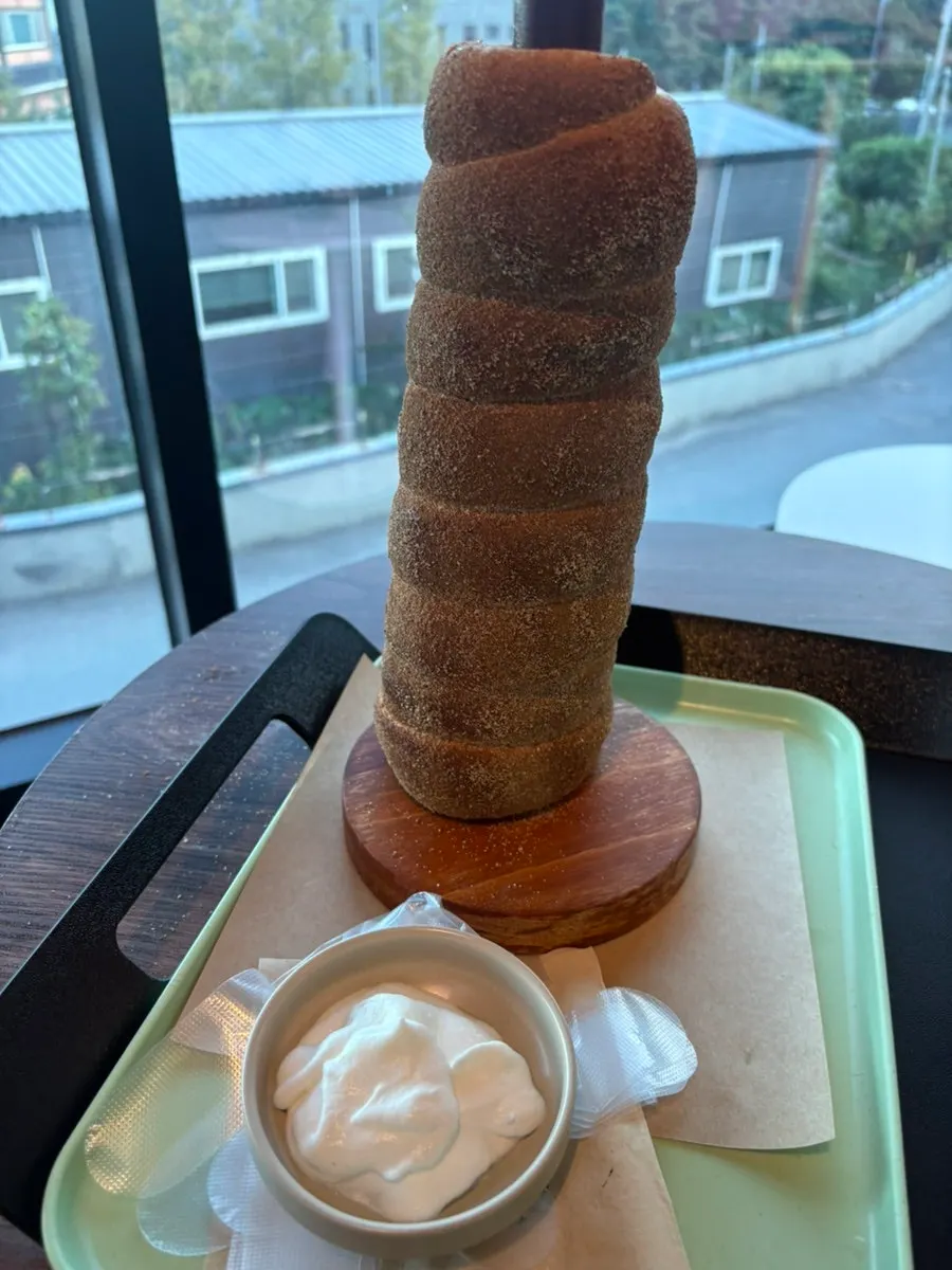 Tray with cinnamon chimney bread and three drinks