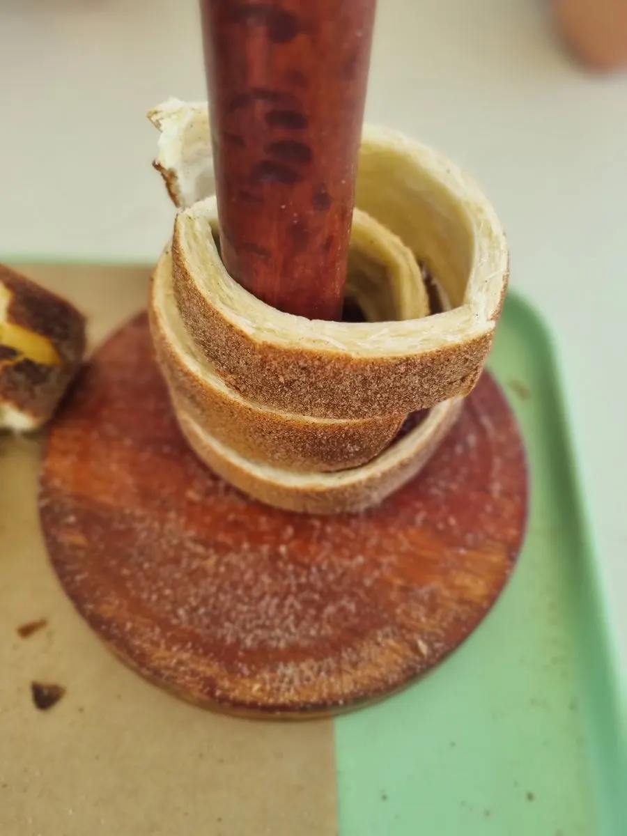 Cross-section and texture of cinnamon chimney bread