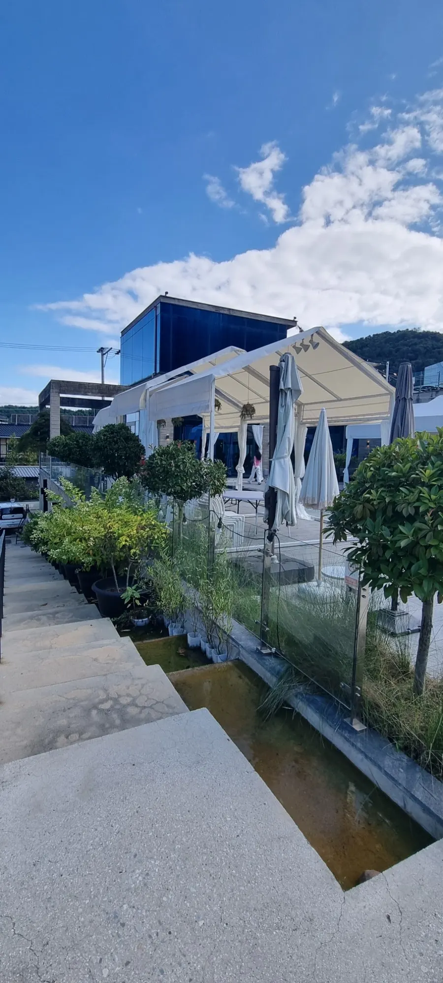 Outdoor photo zone with pool-concept installation