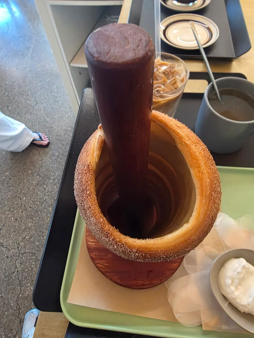 温热肉桂烟囱面包特写