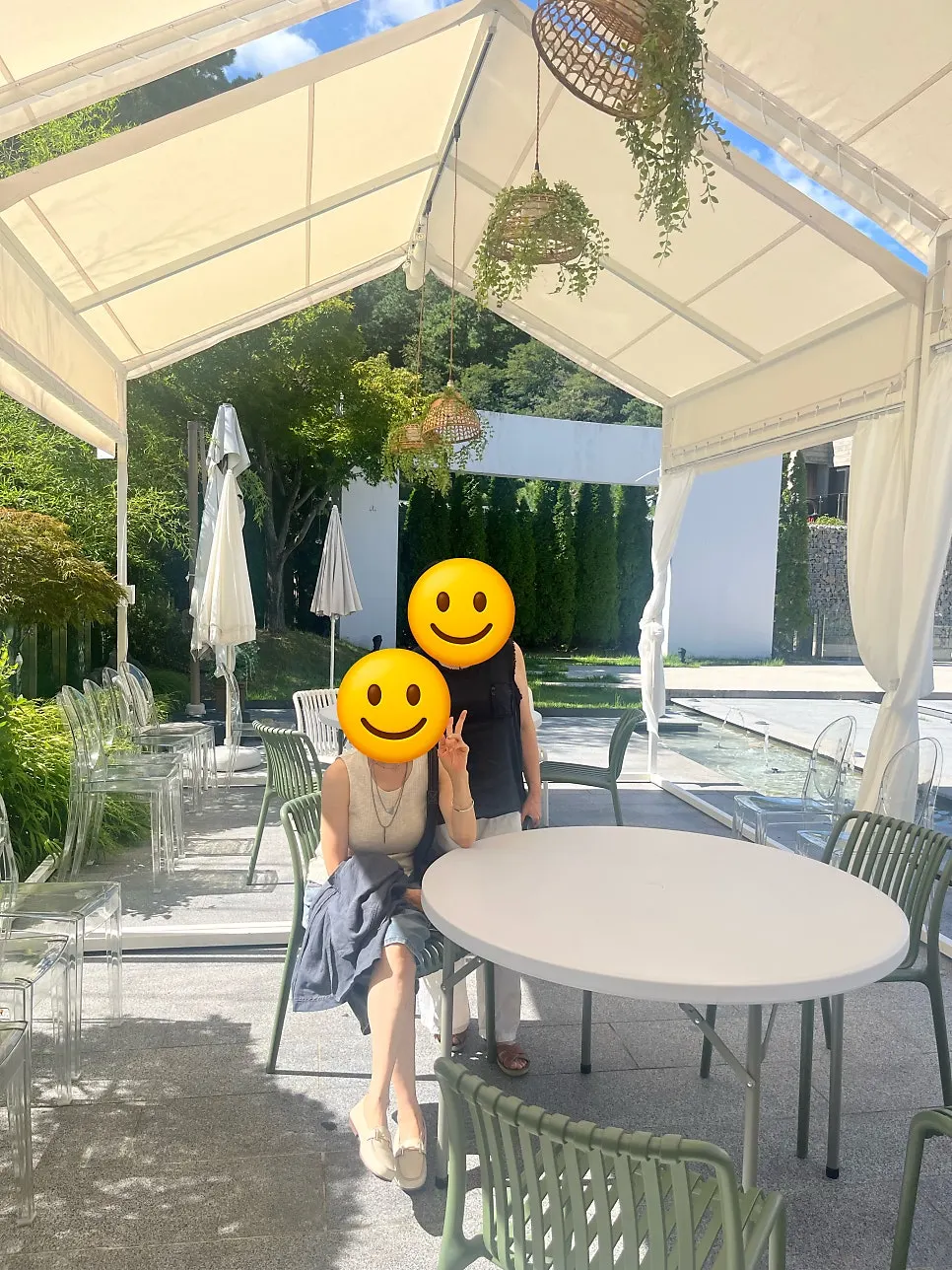 庭院拍照点的人物照