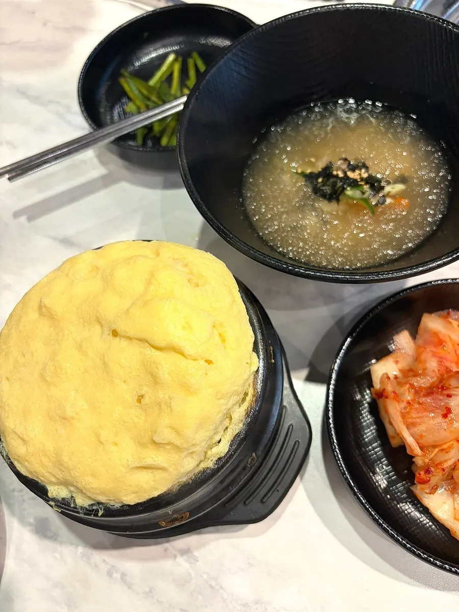 Generously puffed bomb steamed egg