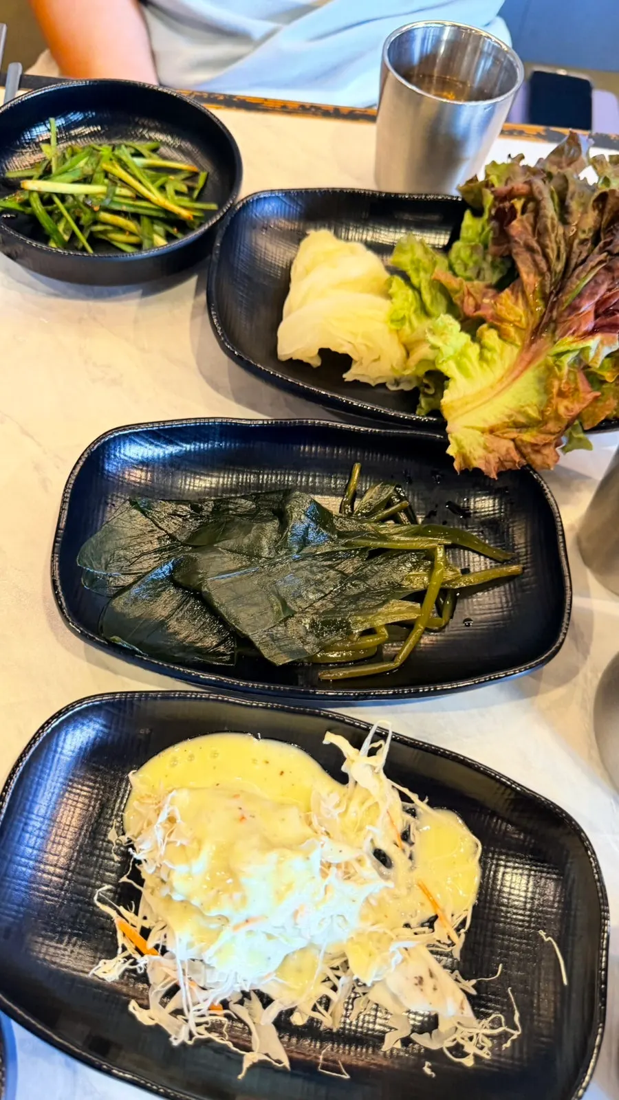 Table setting of the Jirisan black pork set for three