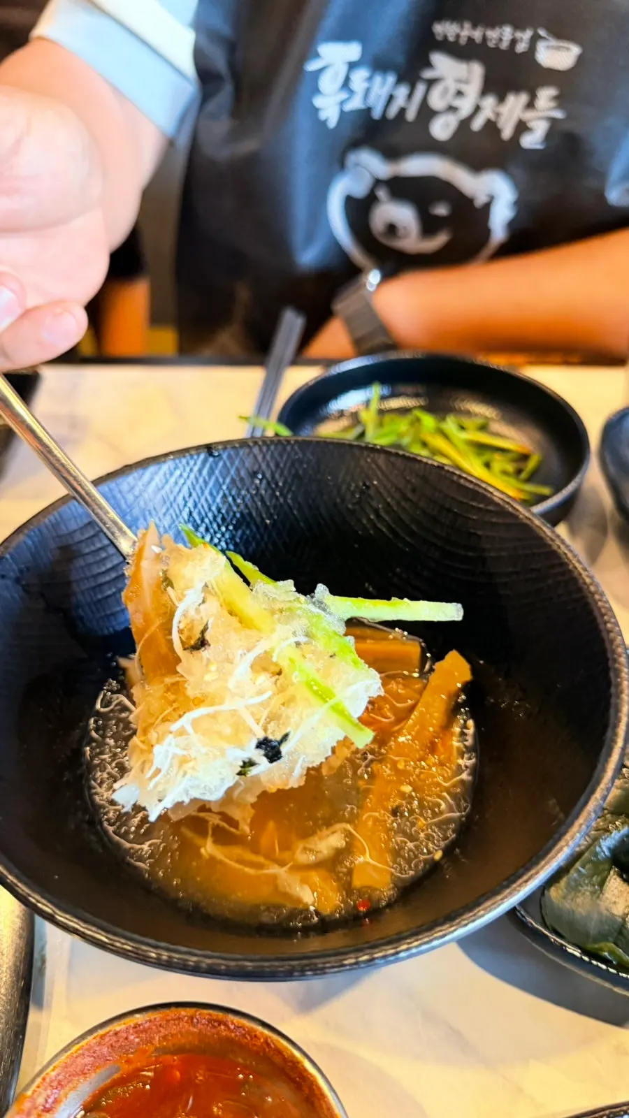 Mukguksa made with acorn jelly and naengmyeon broth