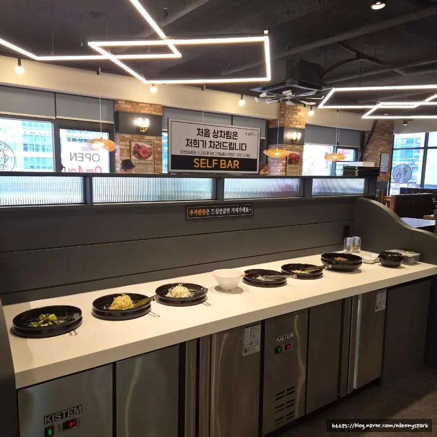 Puffed rice cracker machine at the entrance