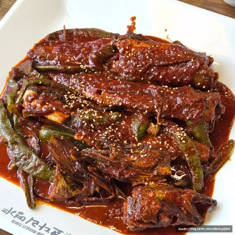 Braised kodari with white side dishes
