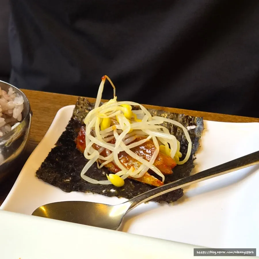 Seaweed wrap with kodari and bean sprouts