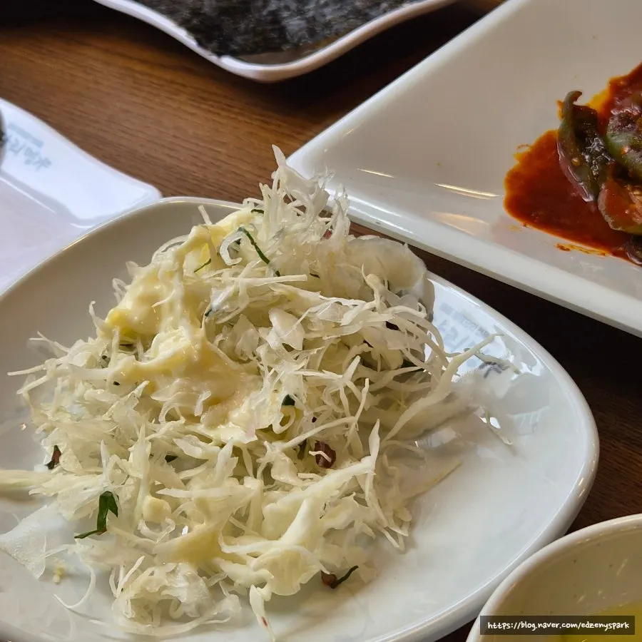 Fresh salad served alongside the kodari