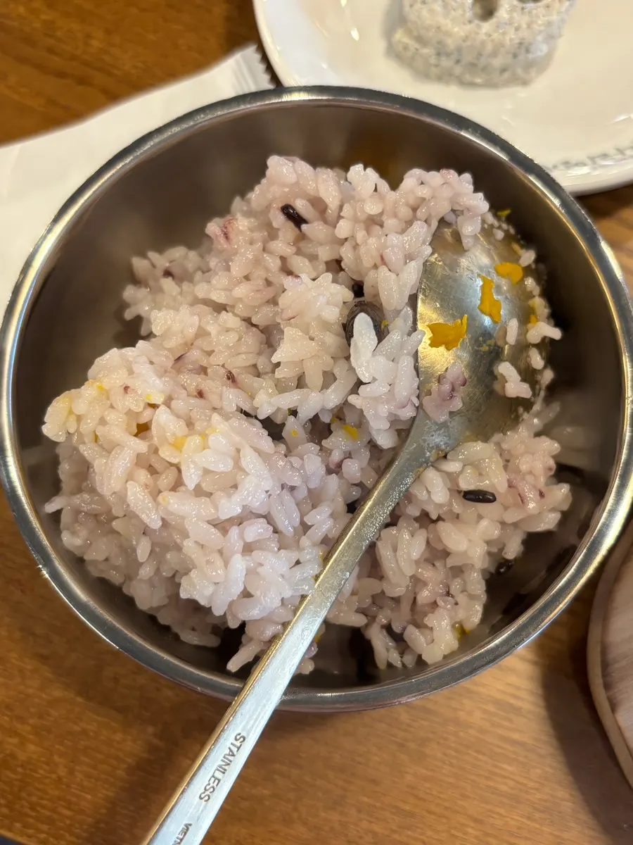 검은콩과 은행이 들어간 영양 돌솥밥