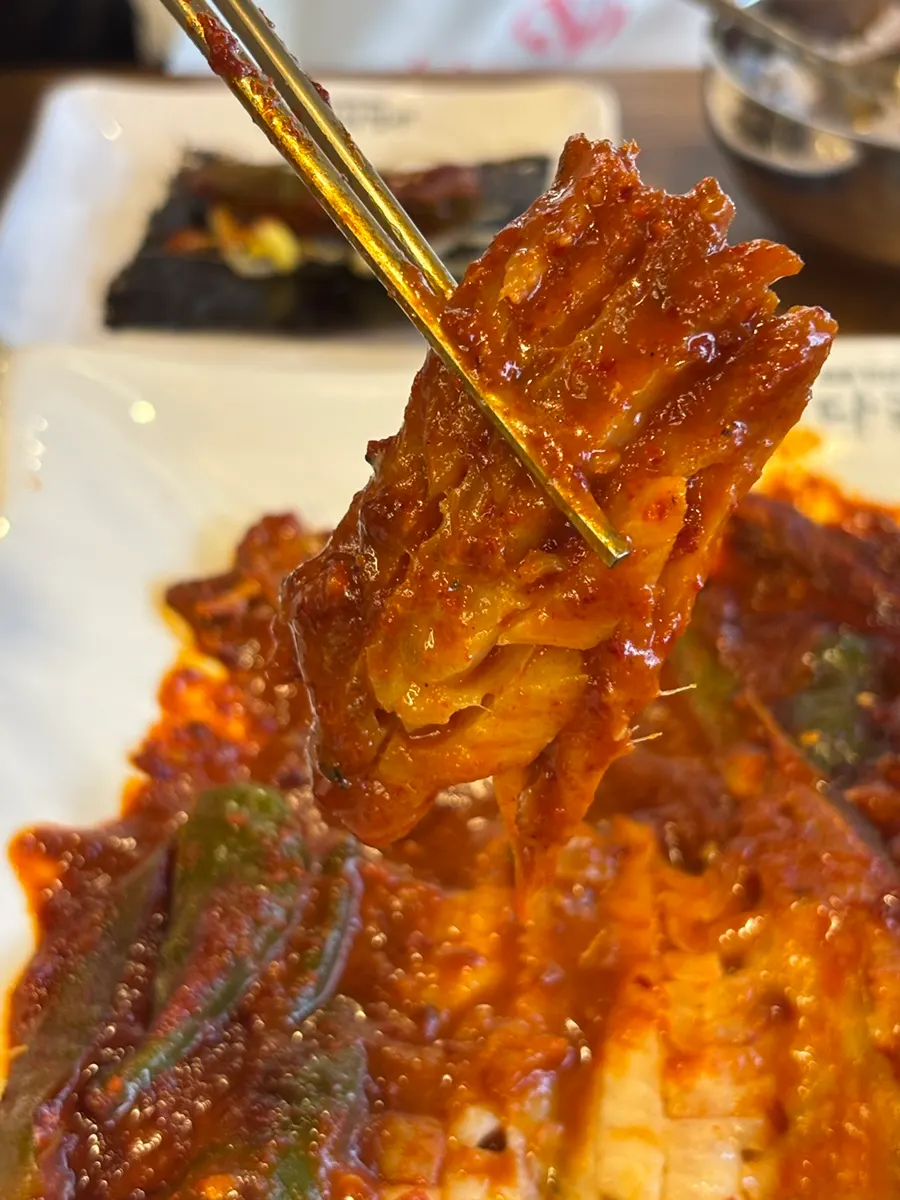 김에 시래기 볶음과 고추까지 올린 쌈