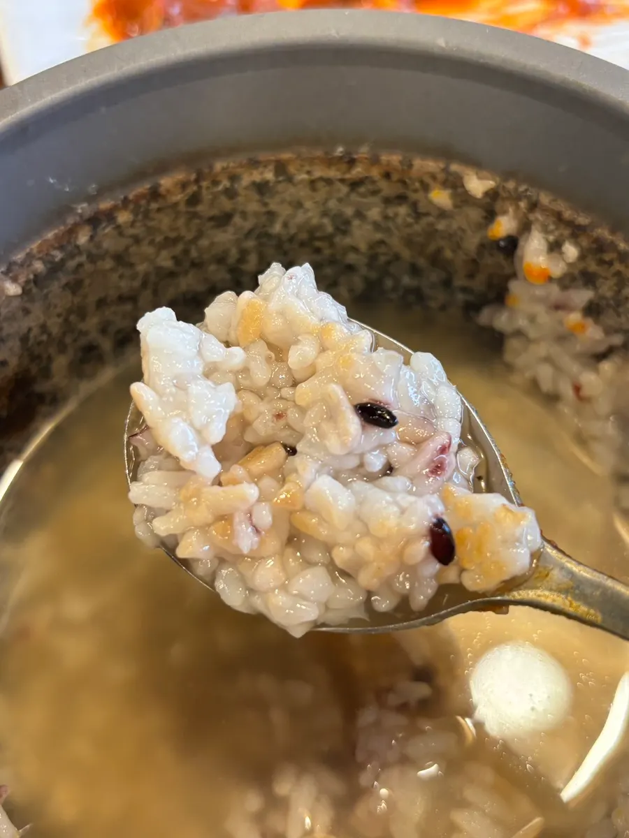 식사를 마친 명태조림 접시와 테이블