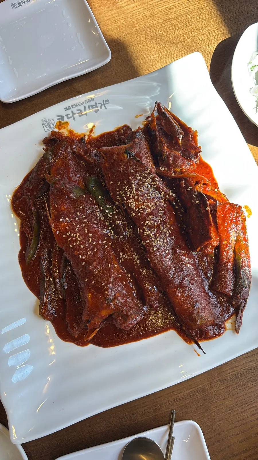 명태조림과 돌솥밥, 반찬이 놓인 점심 한 상