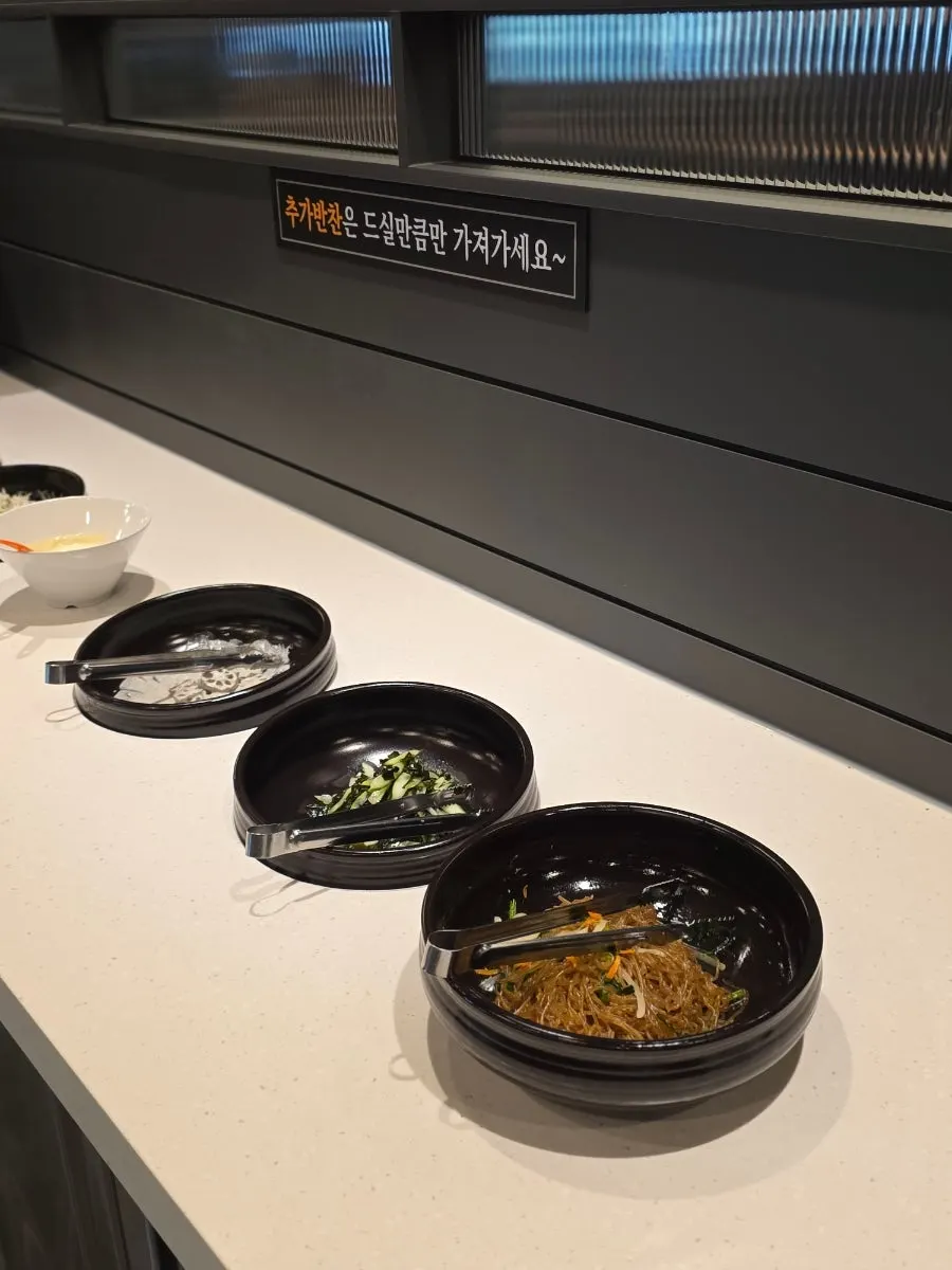 아기 포크가 있는 셀프바 사진