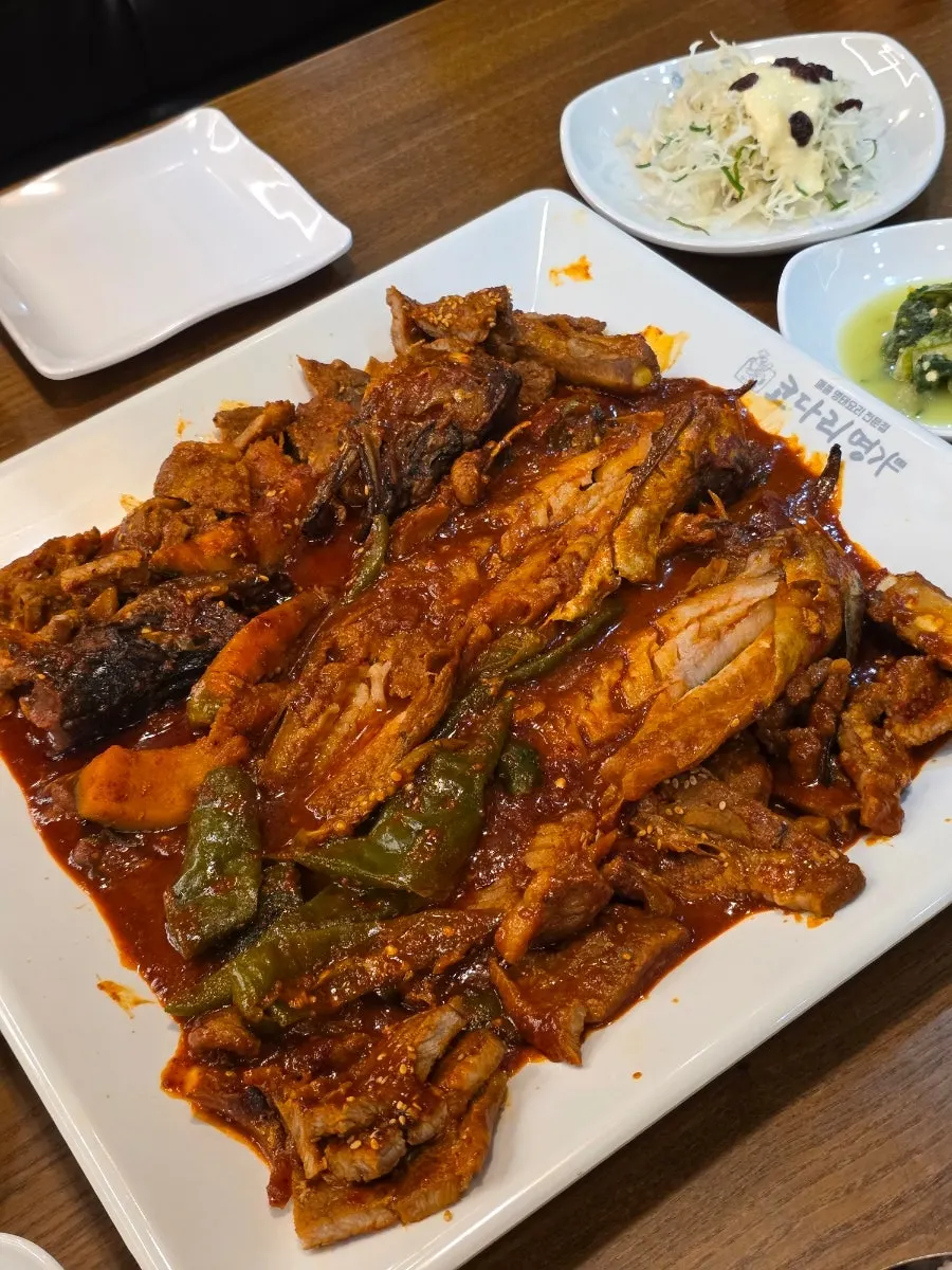 가시를 발라주는 코다리조림 사진