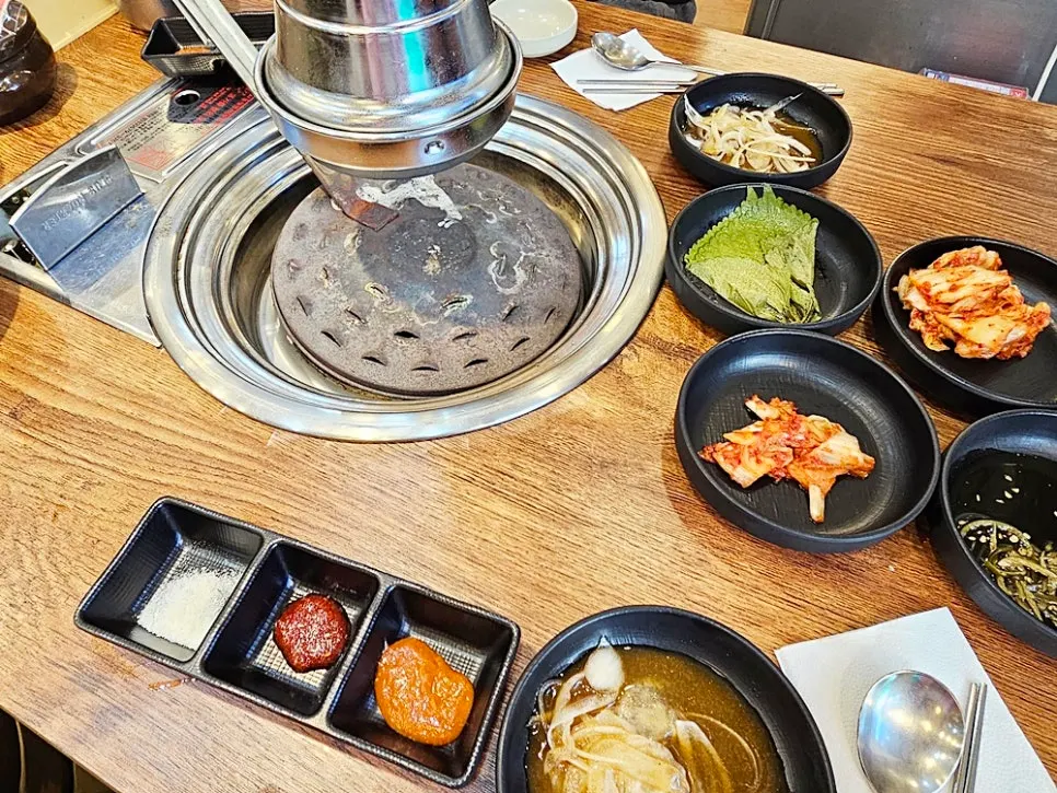 테이블에 준비된 김치와 밑반찬