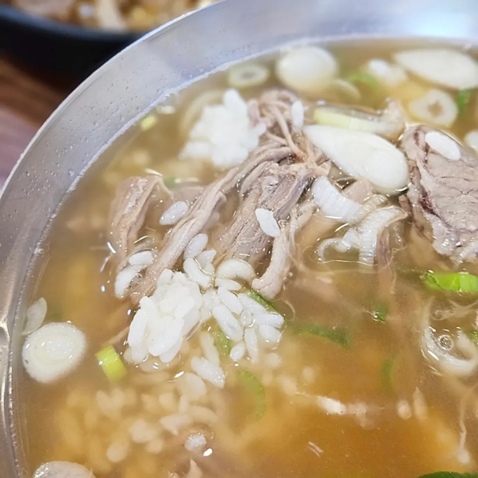 세트에 포함된 국밥과 밥 한 그릇