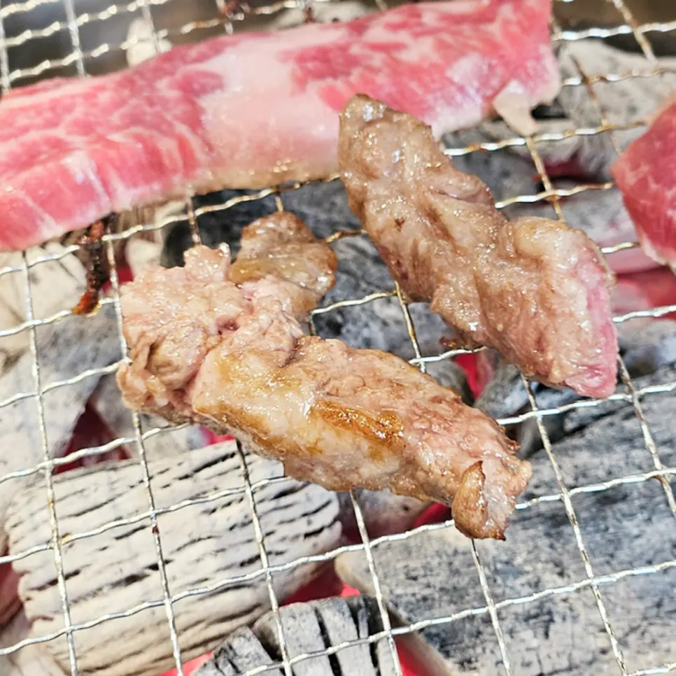 큼직한 그릇에 담긴 국밥