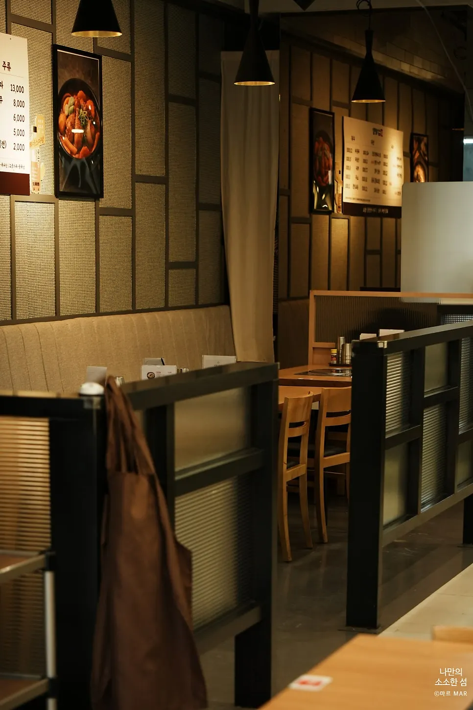 Bright, clean interior of Masamgyetang Bangbaeng Sageori Branch