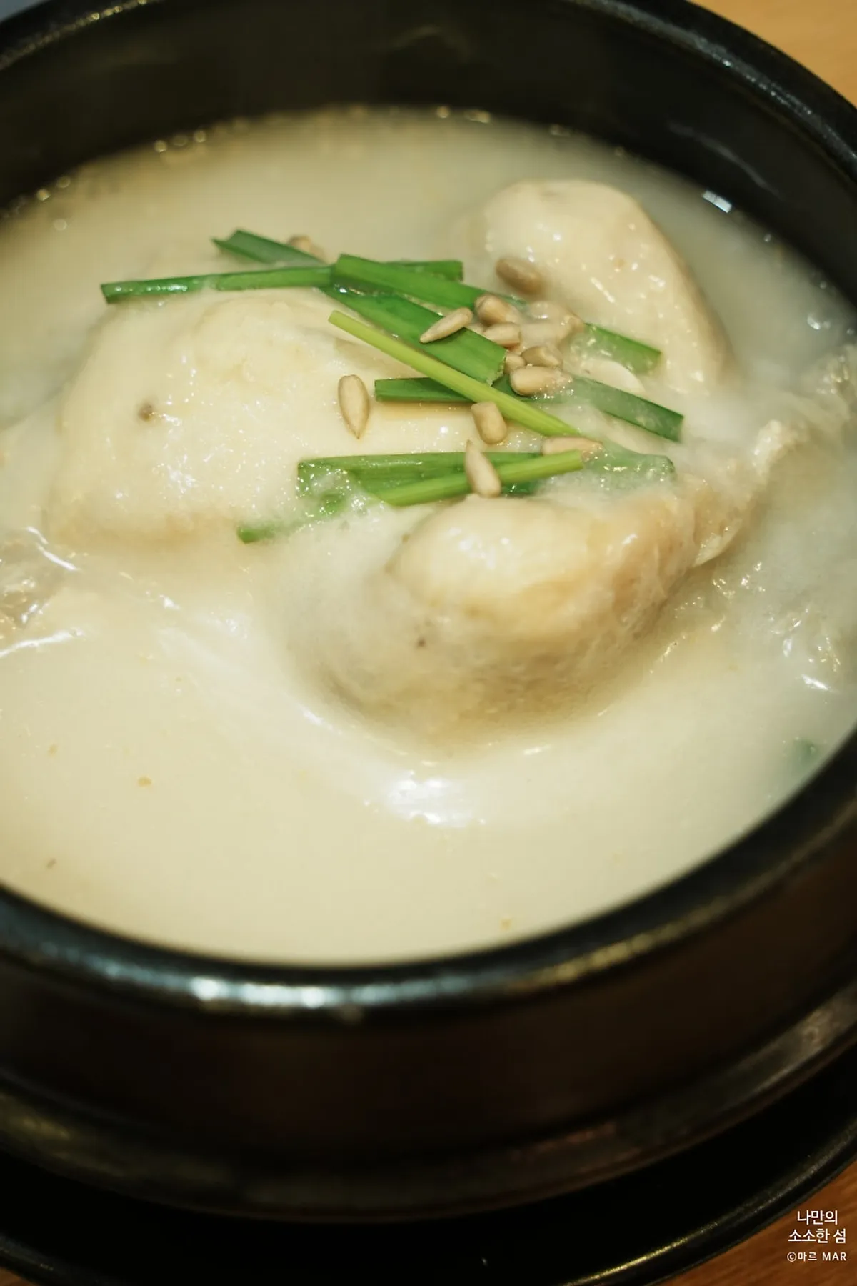 Table set with ordered masamgyetang and banggyetang