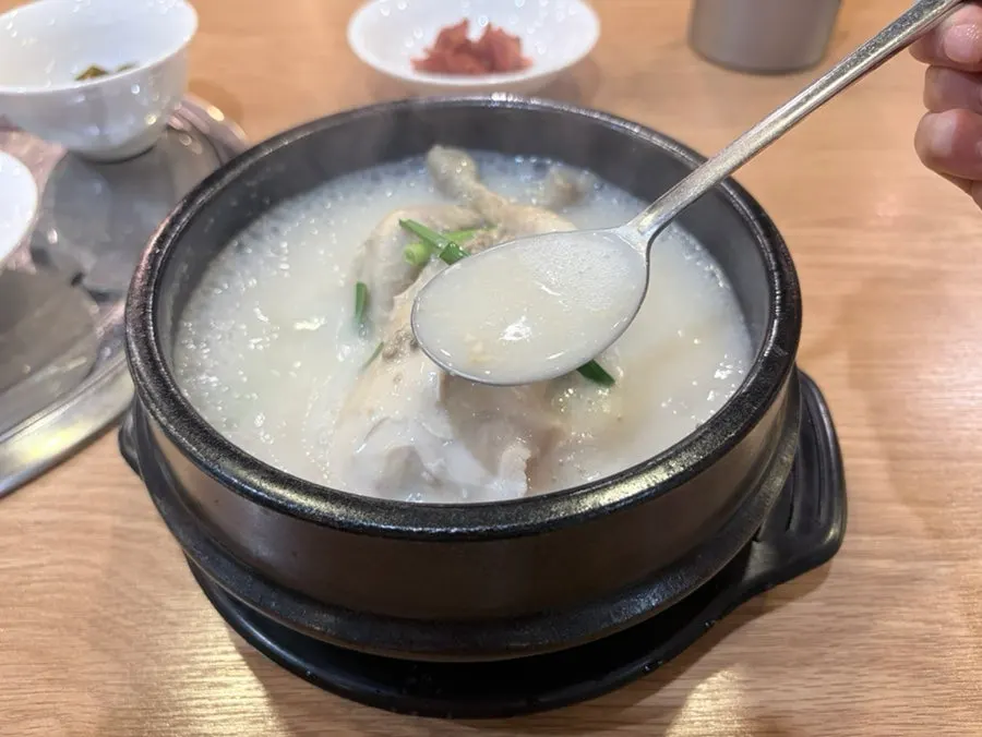 마가 들어간 진한 삼계탕 국물