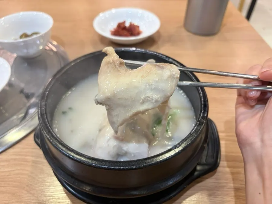 국물을 떠먹는 마삼계탕 클로즈업