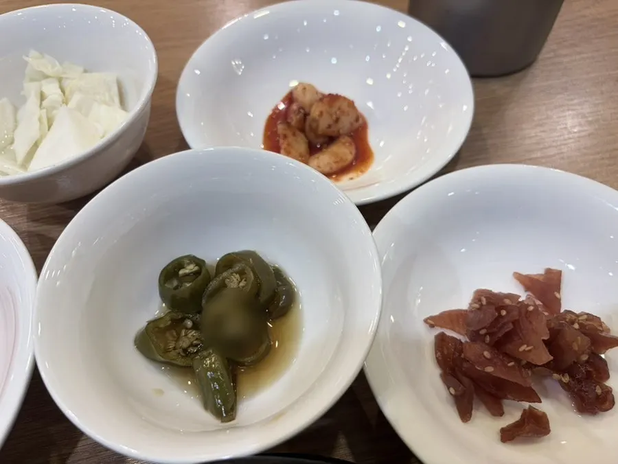 소금에 찍어 먹는 삼계탕 닭고기