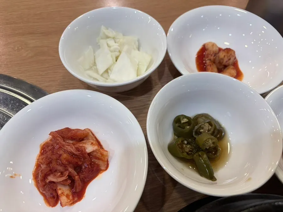 닭고기와 밑반찬을 곁들인 한 입