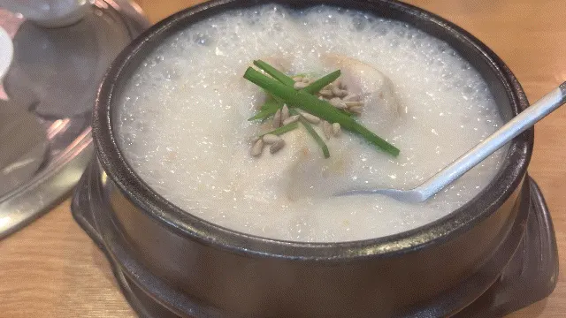 매콤 새콤한 반찬과 삼계탕 조합