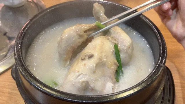 국물이 배어든 삼계탕 속 찹쌀밥