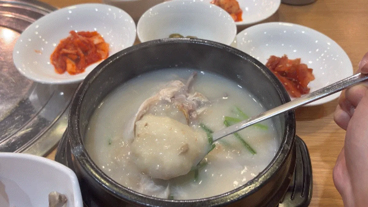 김이 오르는 마삼계탕 식사 장면