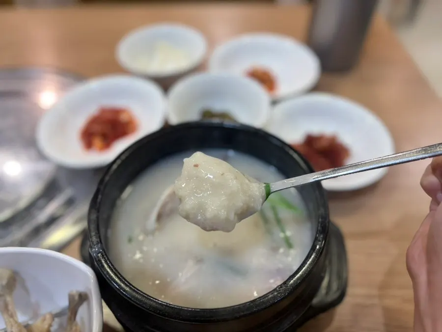 국물까지 비운 삼계탕 그릇