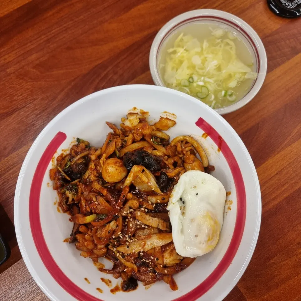 A bowl of Chinese-style bibimbap covered in vegetables