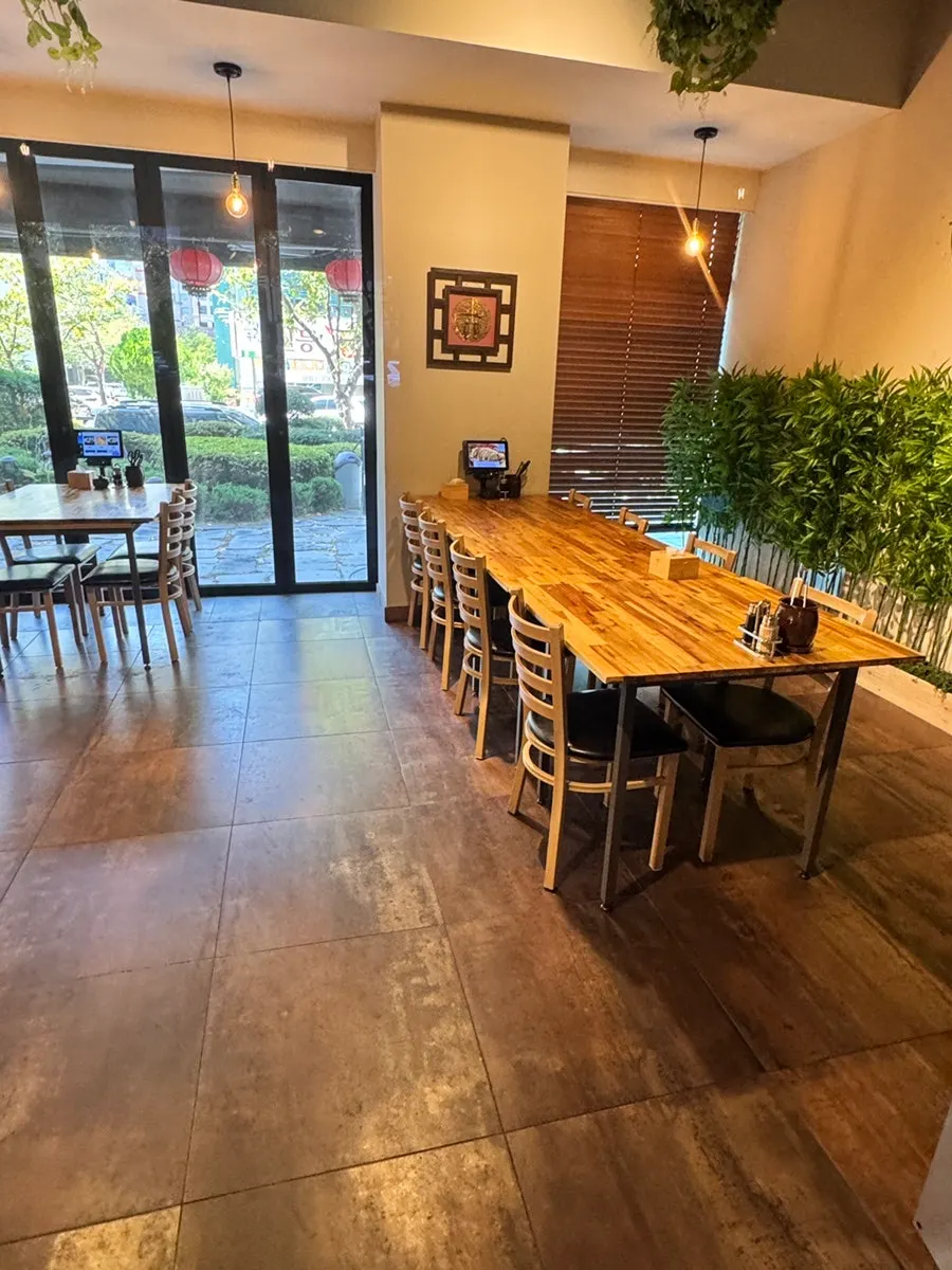 Interior of Macheonchwi, a Chinese restaurant in Mannyeon-dong, Daejeon