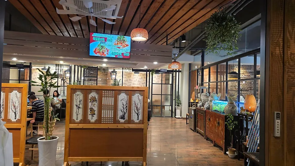 런치코스와 가족 회식 세트가 적힌 메뉴판