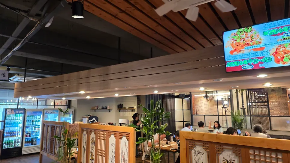 모던 심플 세트 구성이 적힌 메뉴판