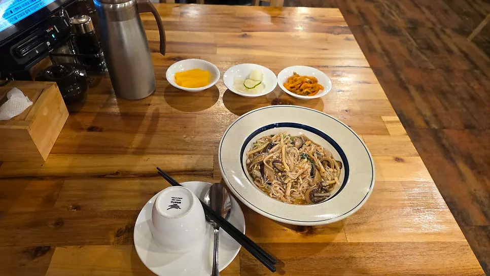 걸쭉한 소스에 볶아낸 류산슬 접시