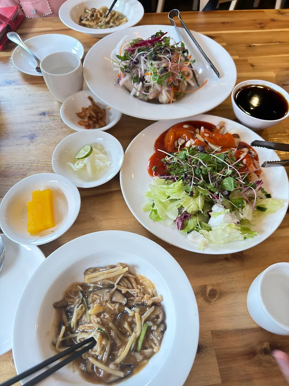 Lauk asas yang dihidangkan bersama set menu