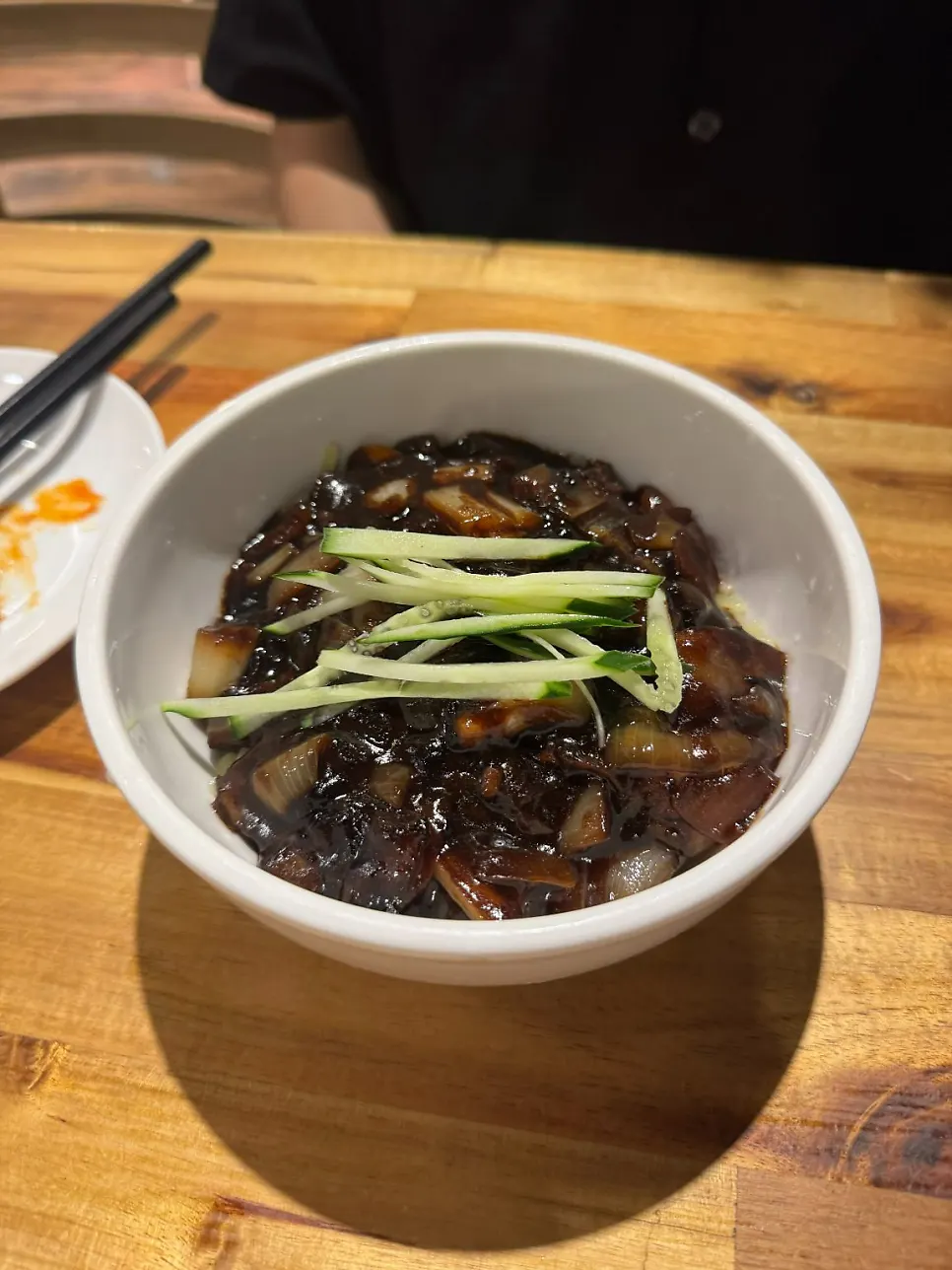 식사로 나온 짜장면과 짬뽕