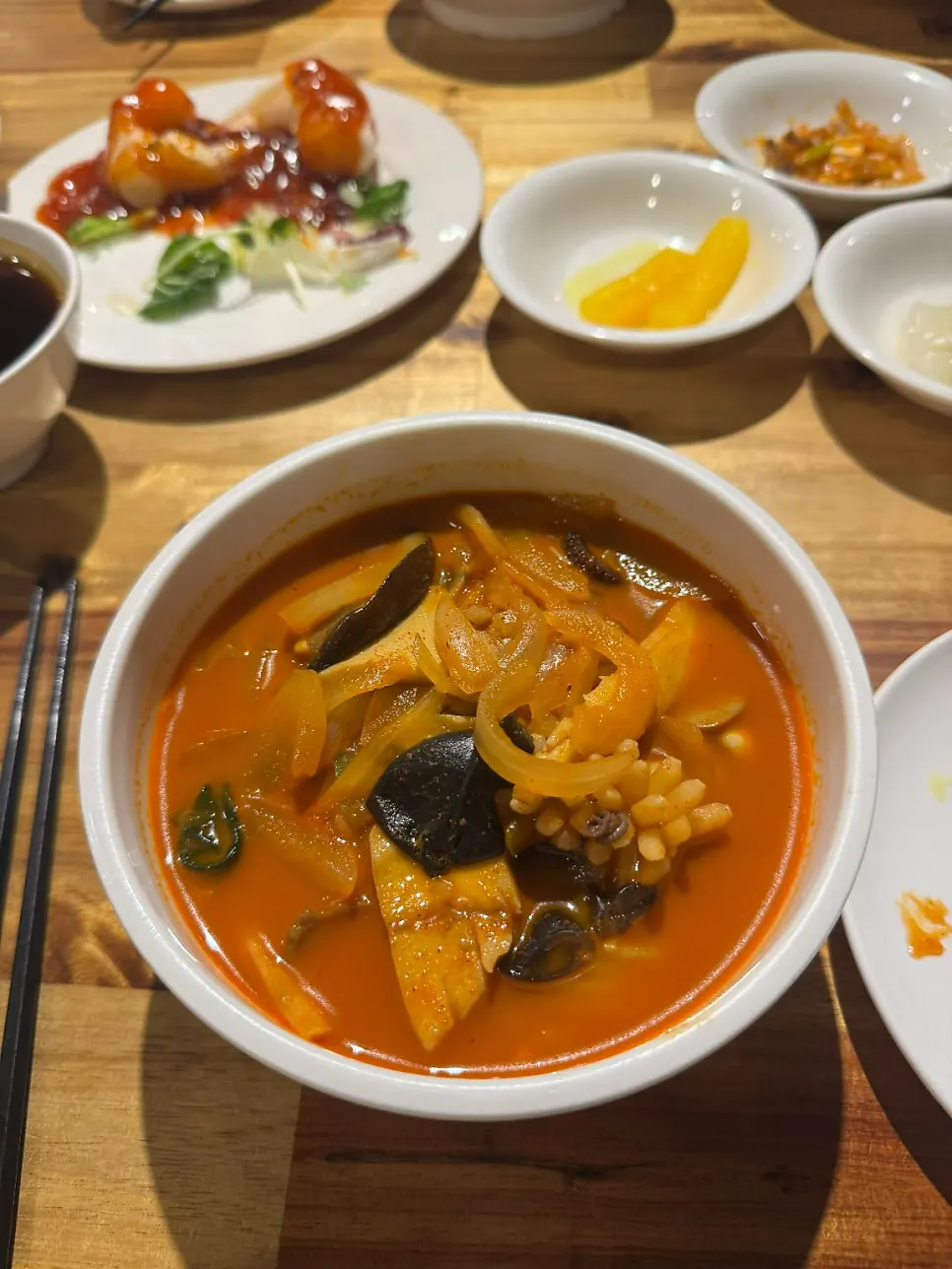 진한 춘장 소스의 짜장면
