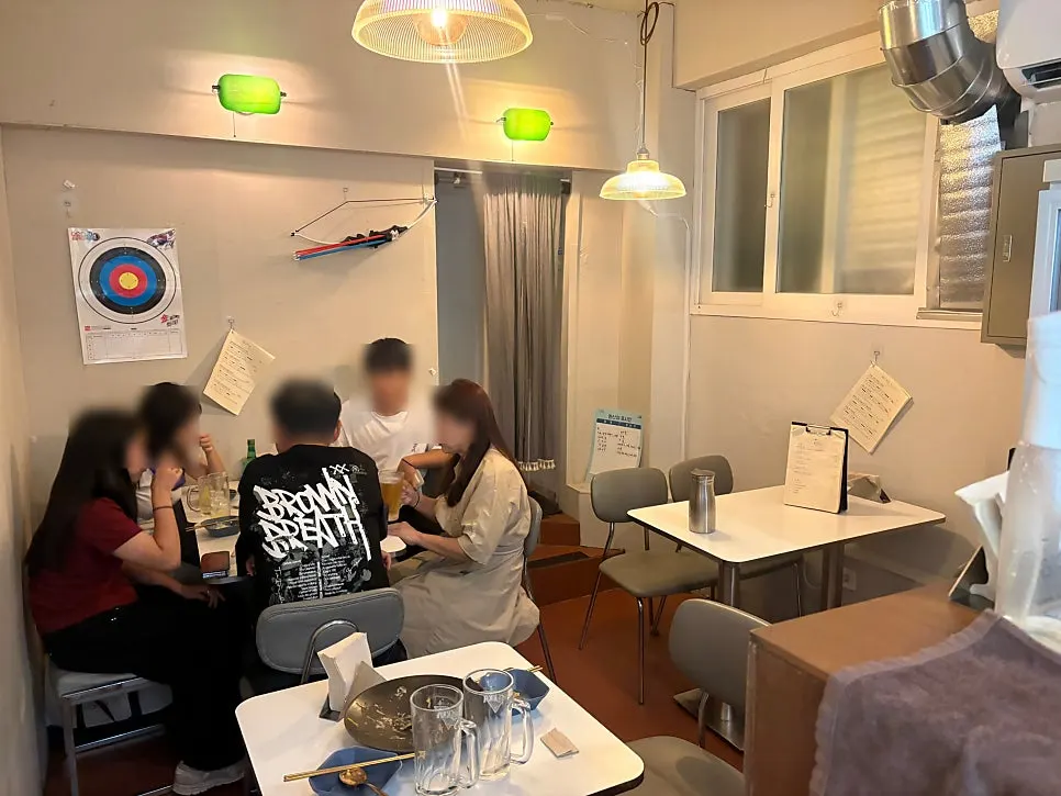 마초나초 내부 4인 테이블과 좌석