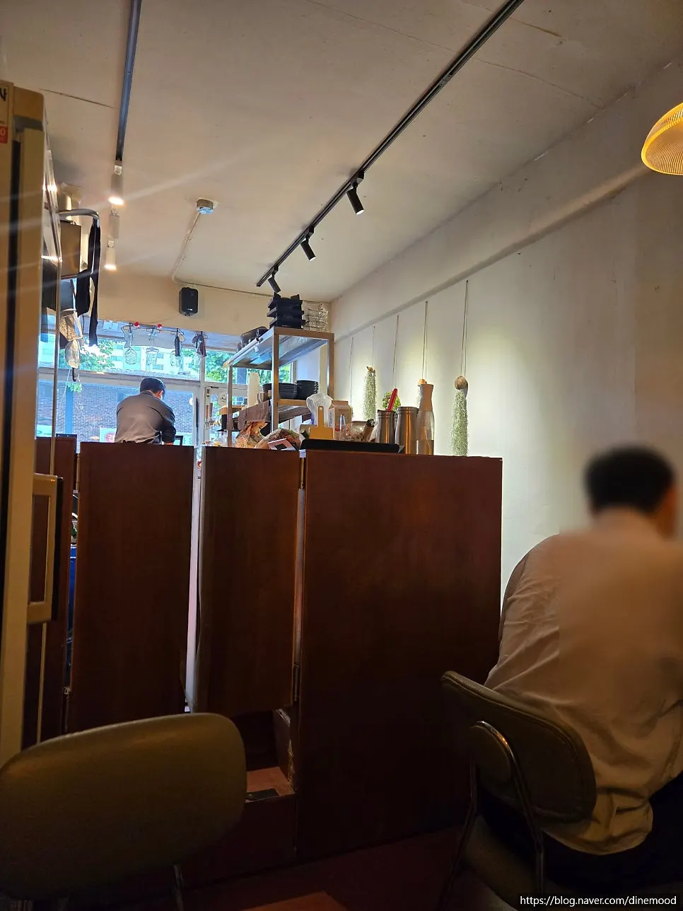挂在墙上的靶子和弓箭装饰