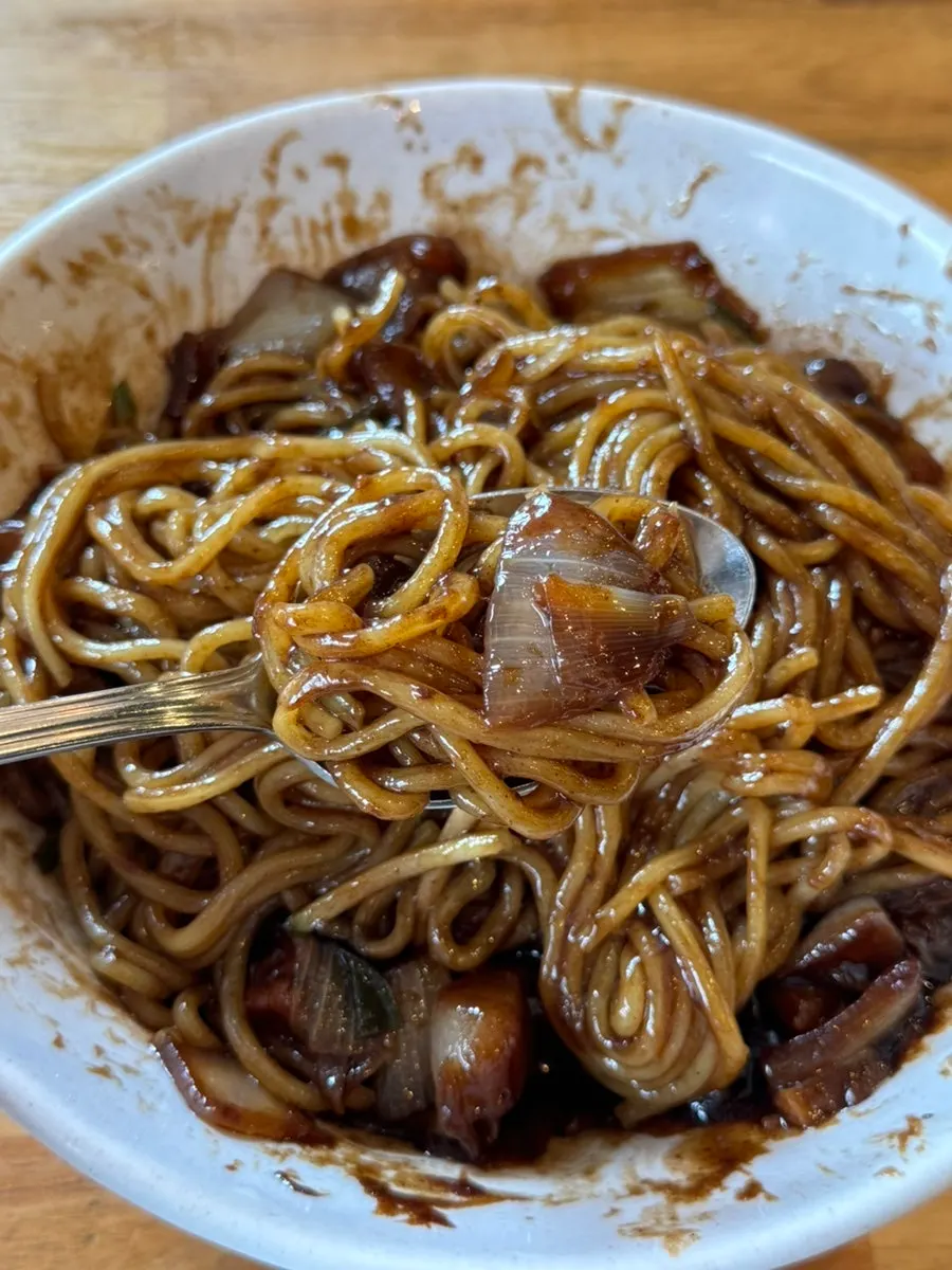 A generous bowl of Macheonchwi jjajangmyeon